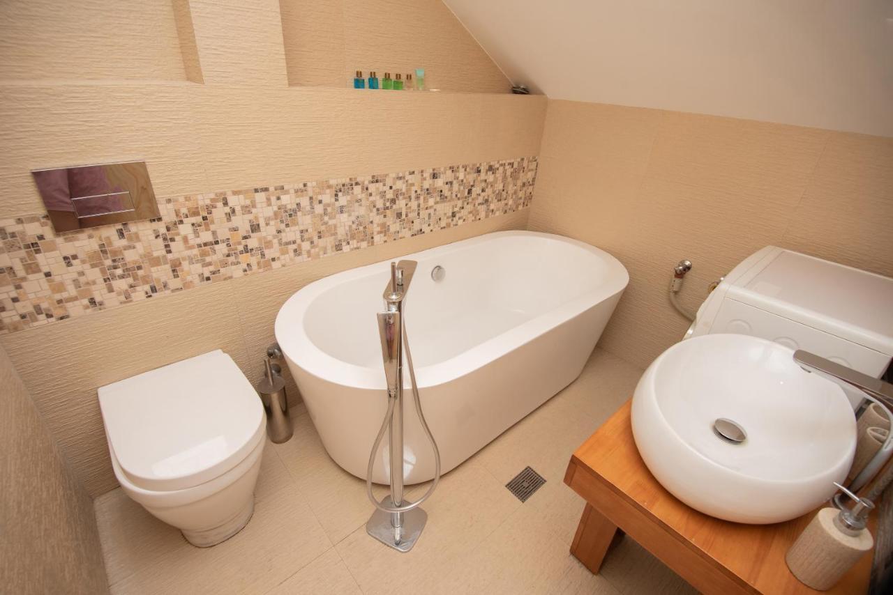 Luxury 4 Bedroom Apartment #1 In The City Center Of Tbilisi Exteriör bild