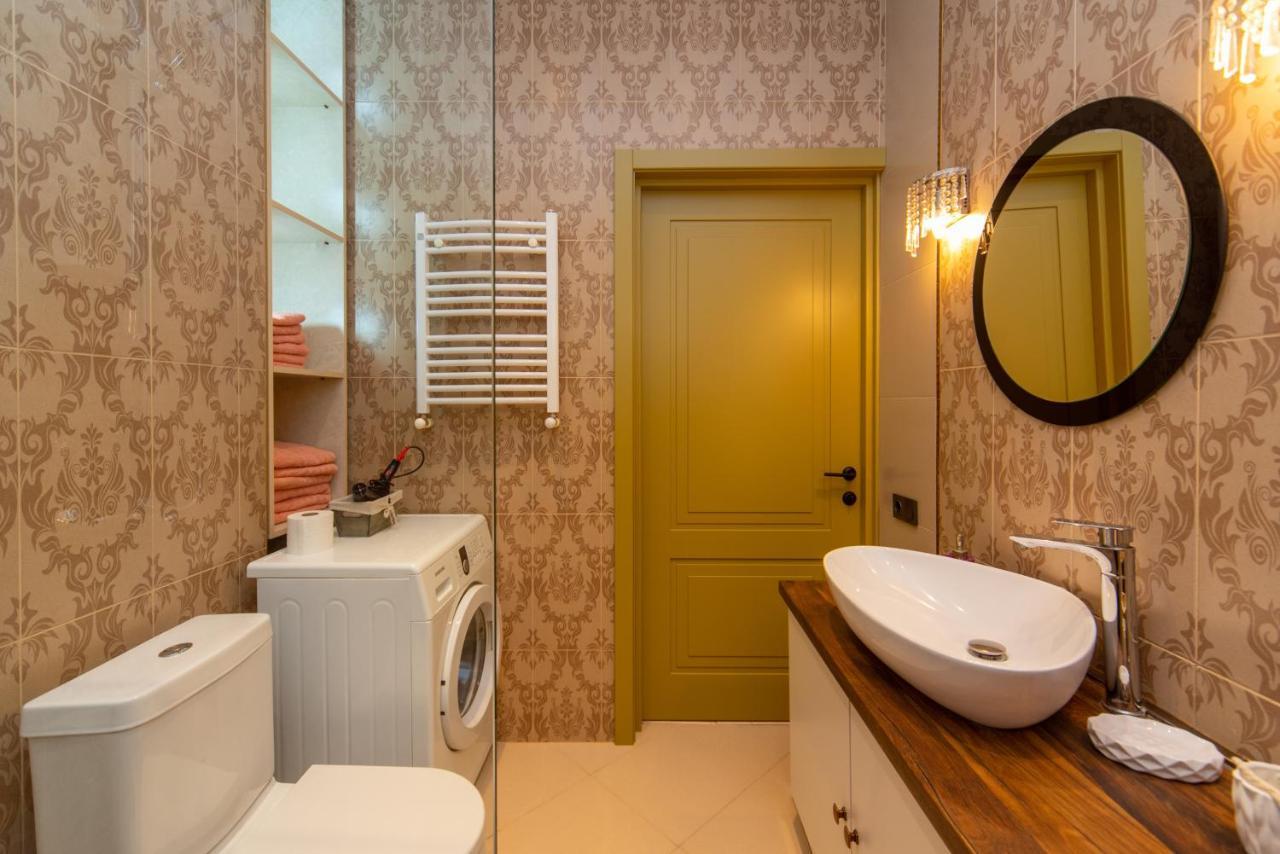 Luxury 4 Bedroom Apartment #1 In The City Center Of Tbilisi Exteriör bild